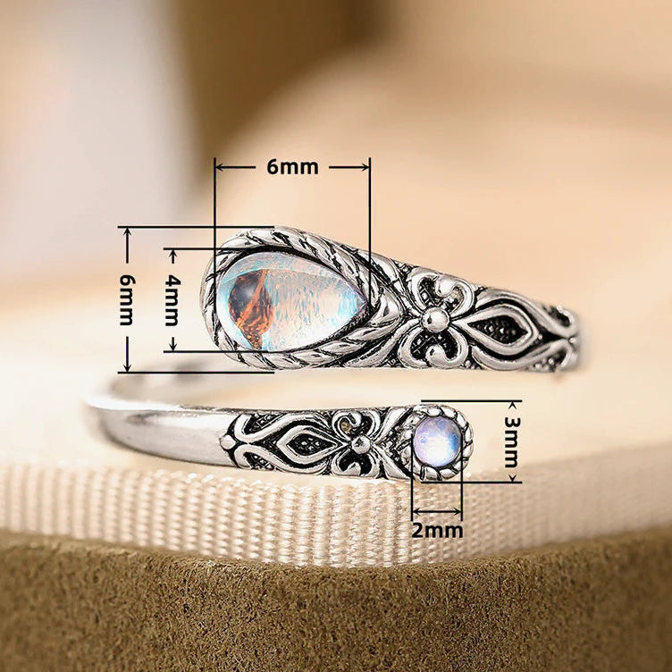 Anillo ajustable de aspecto envejecido con dos piedras lunares