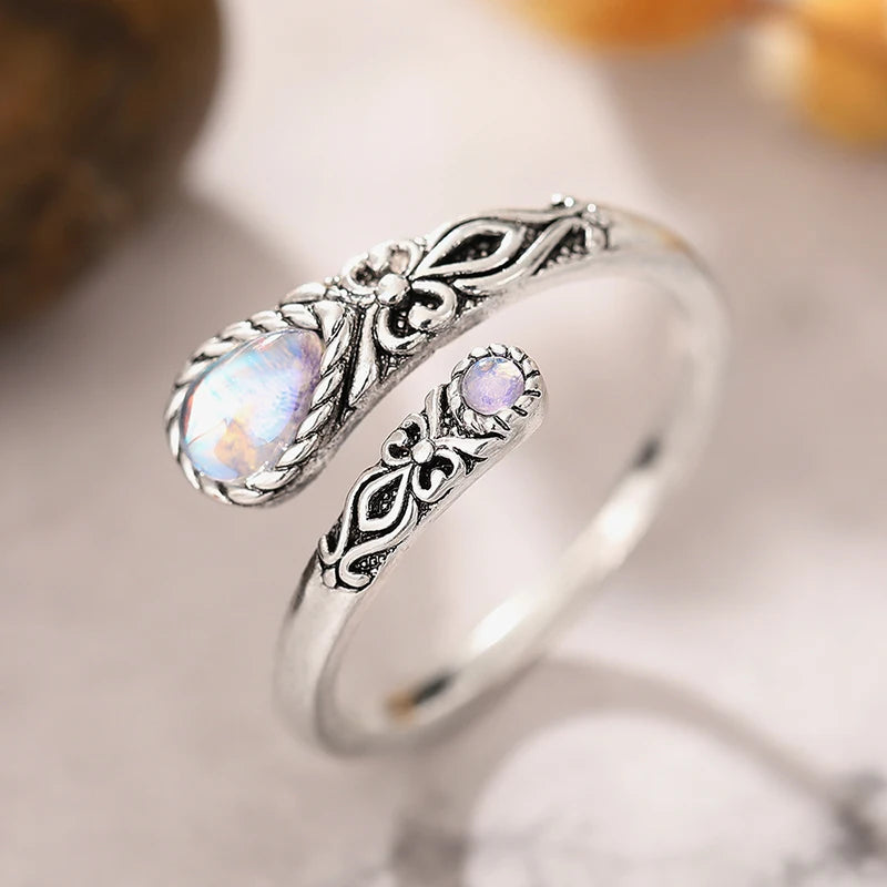 Anillo ajustable de aspecto envejecido con dos piedras lunares
