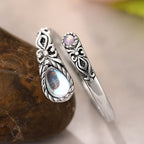 Anillo ajustable de aspecto envejecido con dos piedras lunares
