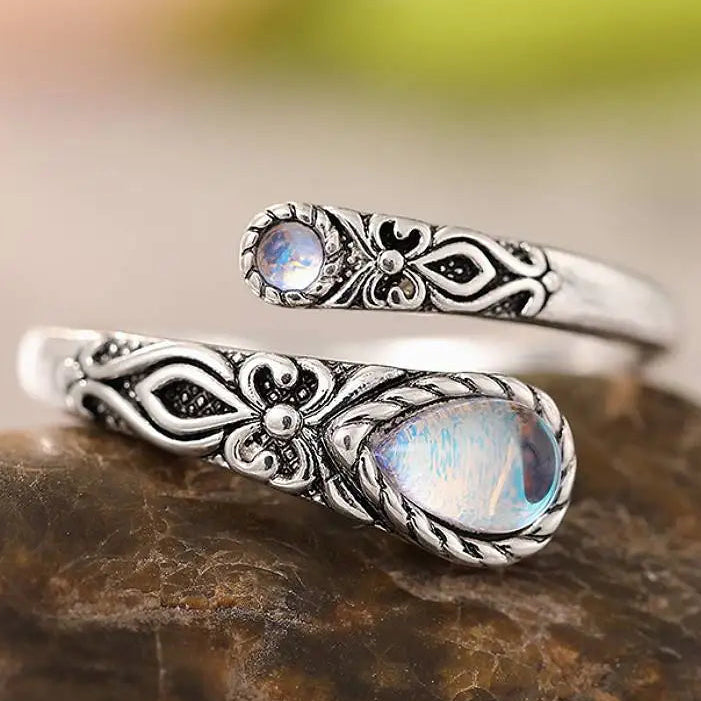 Anillo ajustable de aspecto envejecido con dos piedras lunares