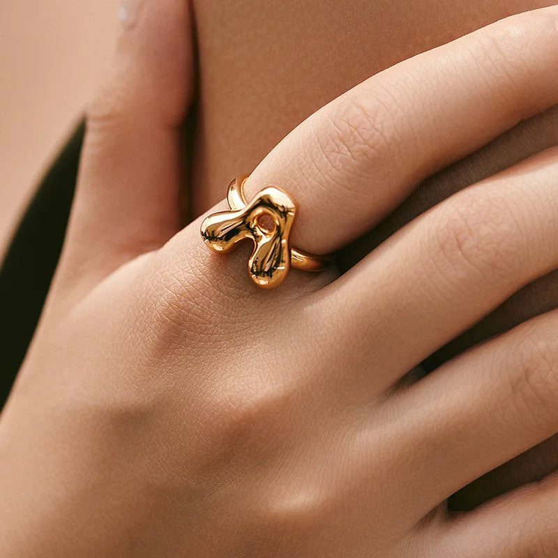 Anillo ajustable personalizado con inicial a