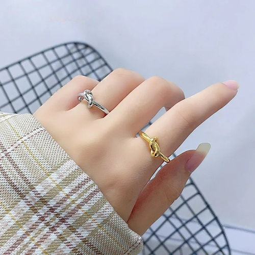 Anillo ajustable con nudo plateado