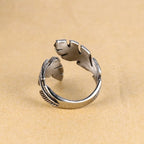 Anillo ajustable con pluma plateada