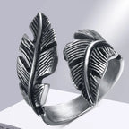 Anillo ajustable con pluma plateada