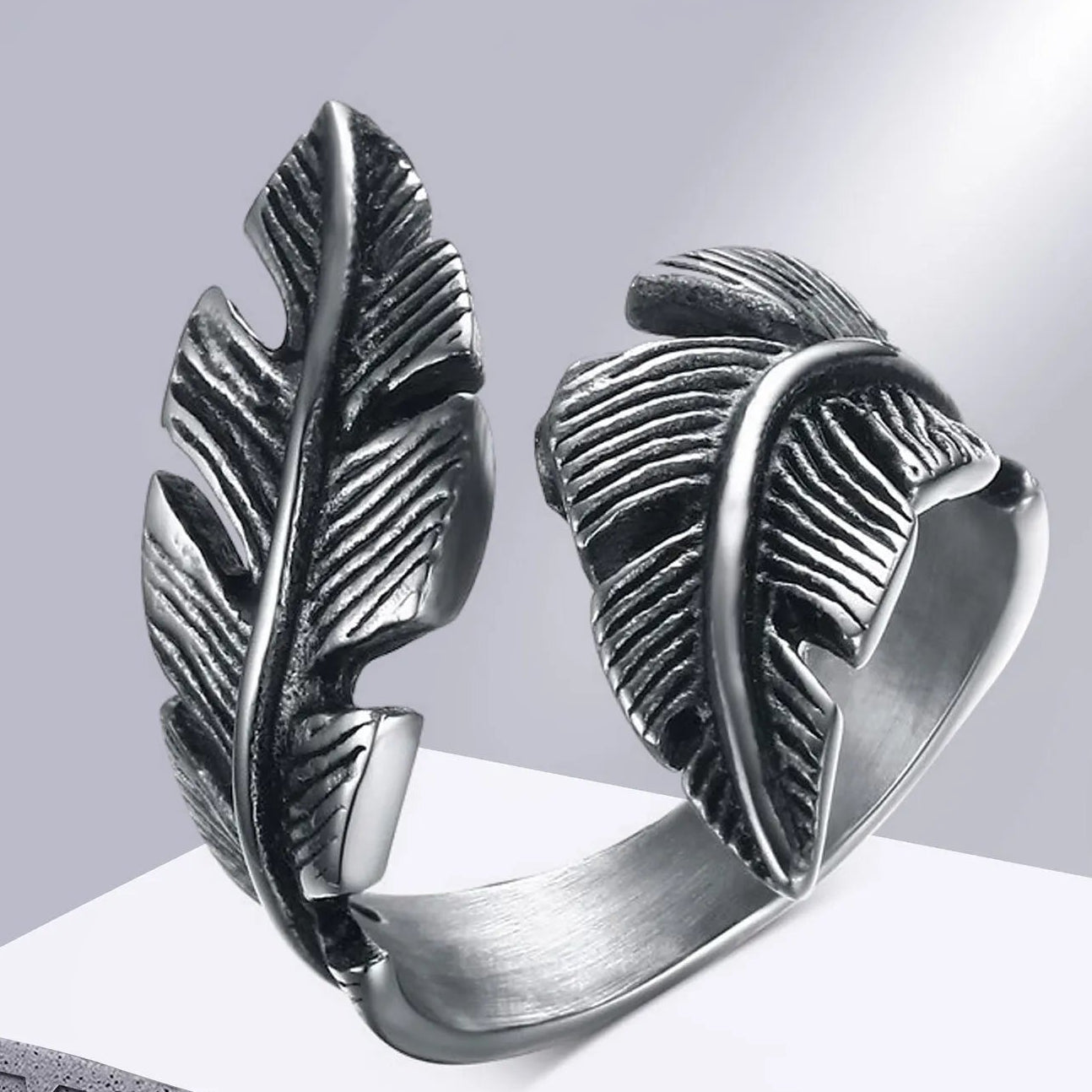 Anillo ajustable con pluma plateada