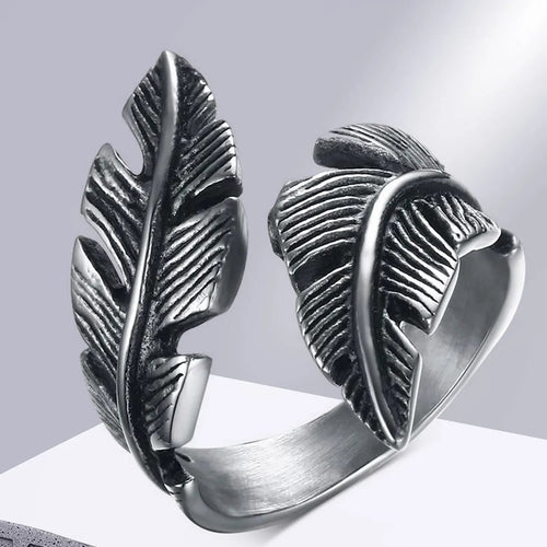 Anillo ajustable con pluma plateada
