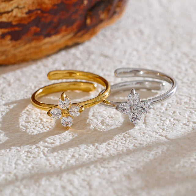 Anillo ajustable trébol y strass plata