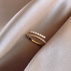 Anillo con perlas blancas y strass