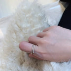 Anillo con perlas blancas y strass