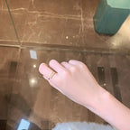 Anillo con perlas blancas y strass