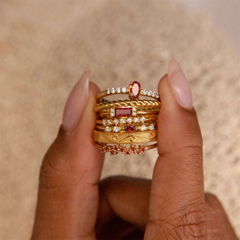 Anillo con piedra de nacimiento de circonio