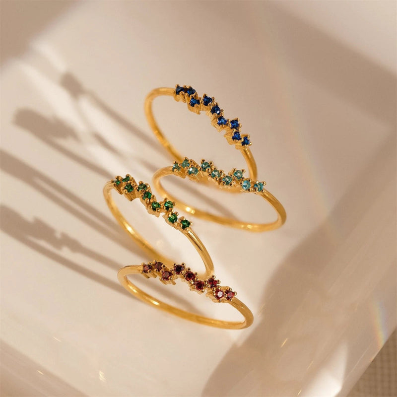 Anillo con piedra de nacimiento de circonio