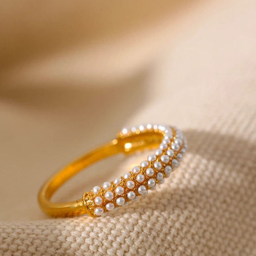 Elegante Anillo de Estilo con Perlas