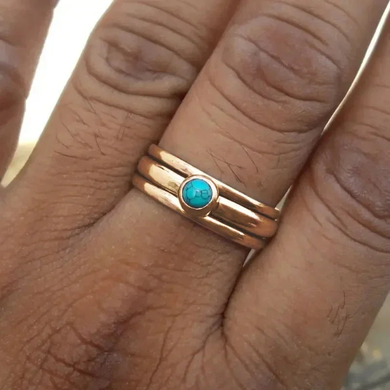 Anillo étnico con piedra turquesa de oro