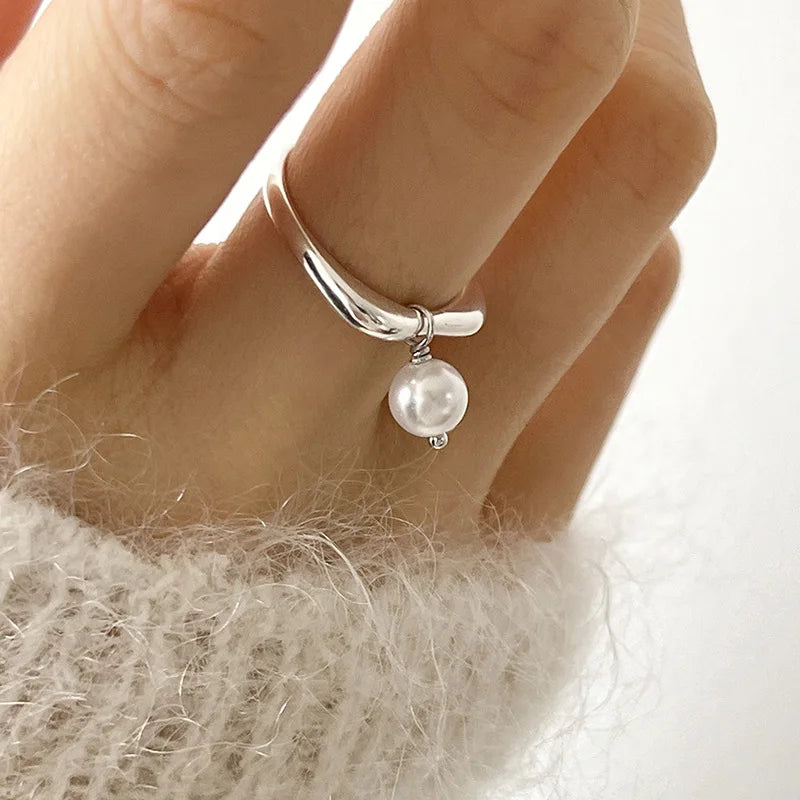Anillo de mujer con perla blanca en circonio