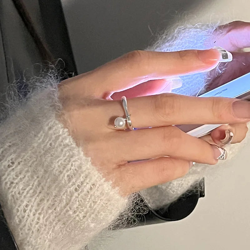 Anillo de mujer con perla blanca en circonio