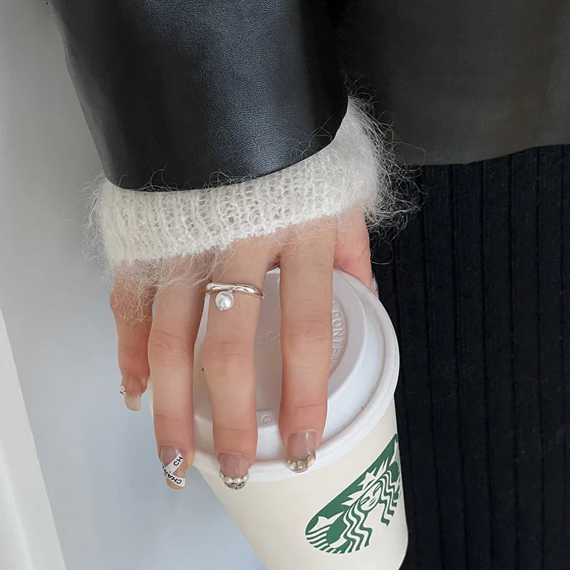 Anillo de mujer con perla blanca en circonio