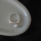 Anillo de mujer con perla blanca en circonio