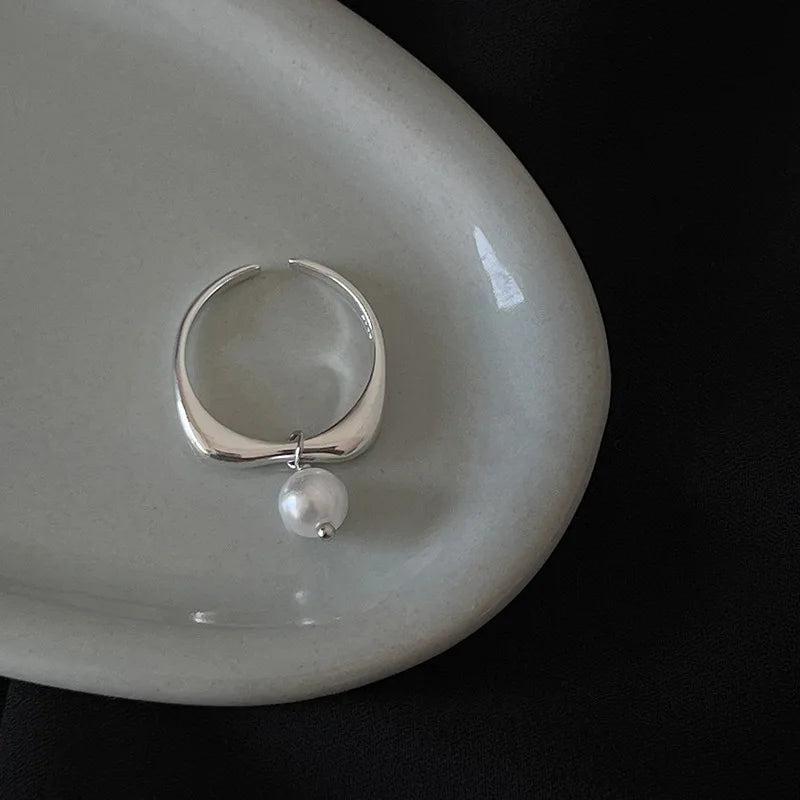 Anillo de mujer con perla blanca en circonio