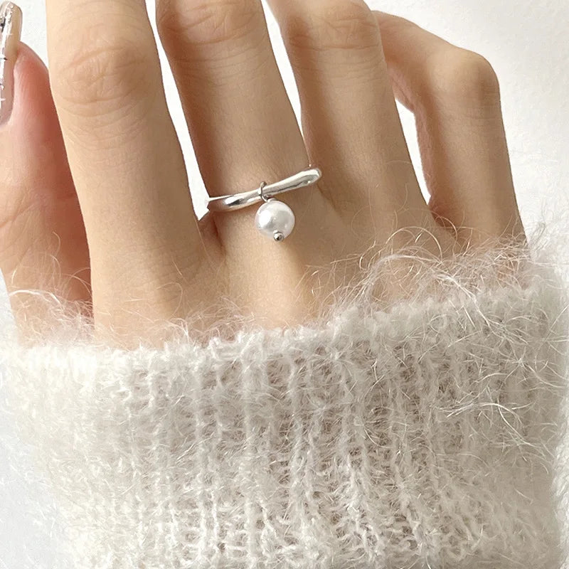 Anillo de mujer con perla blanca en circonio