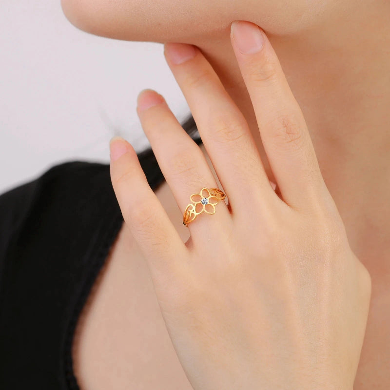 Anillo de flor de 5 pétalos y circonio dorado