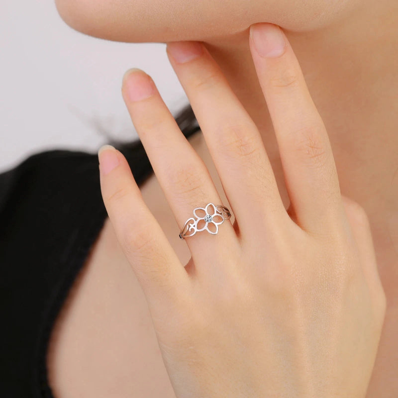 Anillo de flor de 5 pétalos y circonio plateado