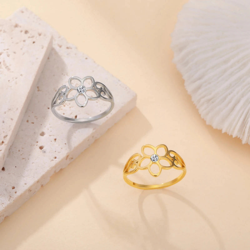 Anillo de flor de 5 pétalos y circonio plateado