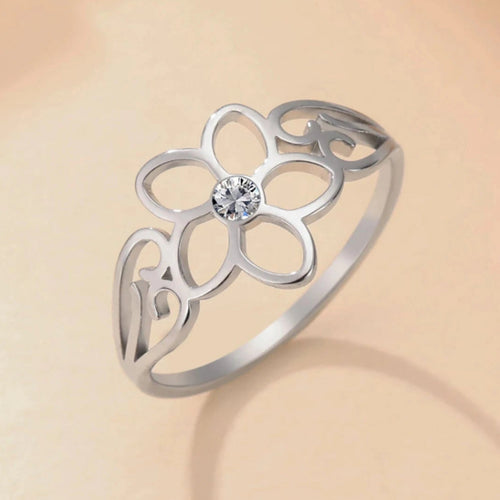 Anillo de flor de 5 pétalos y circonio plateado