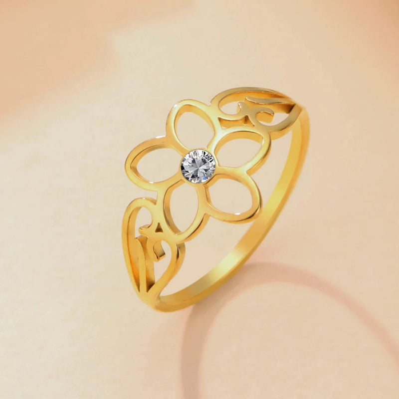 Anillo de flor de 5 pétalos y circonio dorado