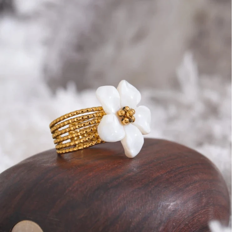 Anillo de Flor Blanca
