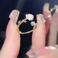 Anillo con flor de tulipán en circonio