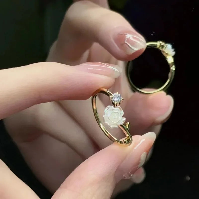 Anillo con flor de tulipán en circonio