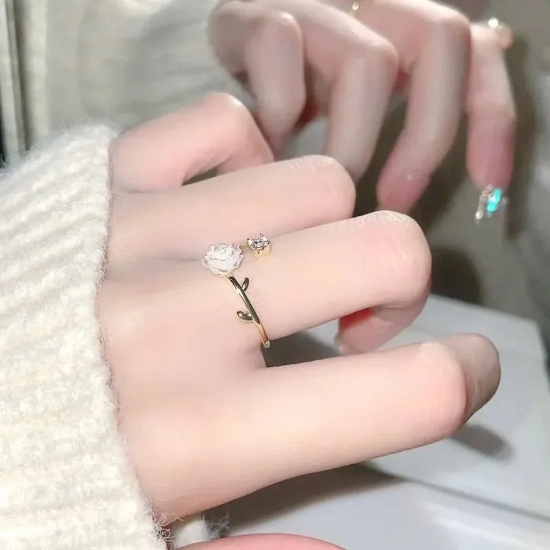 Anillo con flor de tulipán en circonio