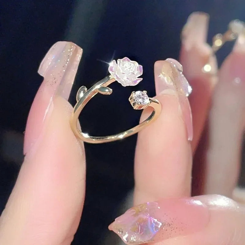 Anillo con flor de tulipán en circonio