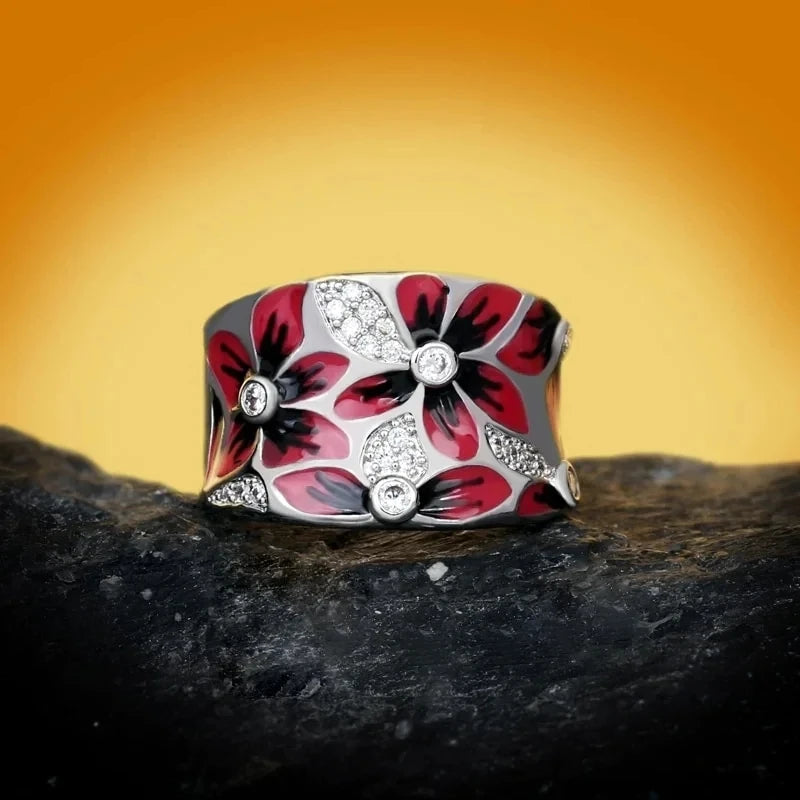 Anillo de flores rojas con circonio