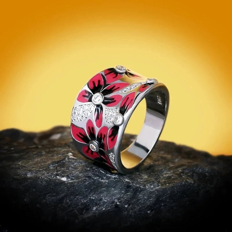 Anillo de flores rojas con circonio