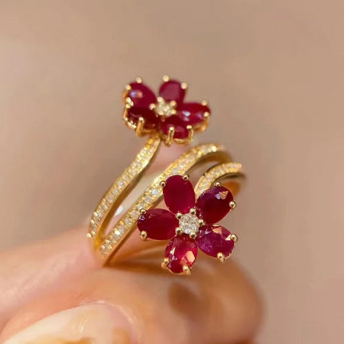 Anillo con Flores Rojas y Circonio