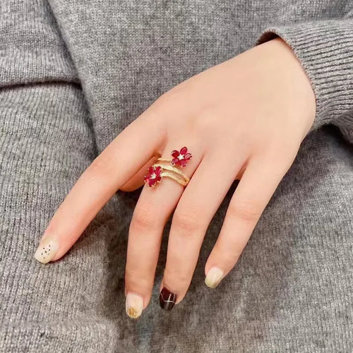 Anillo con Flores Rojas y Circonio