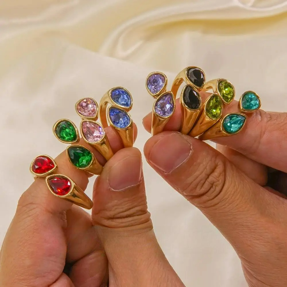 Anillo de gota de agua con perla de color rojo