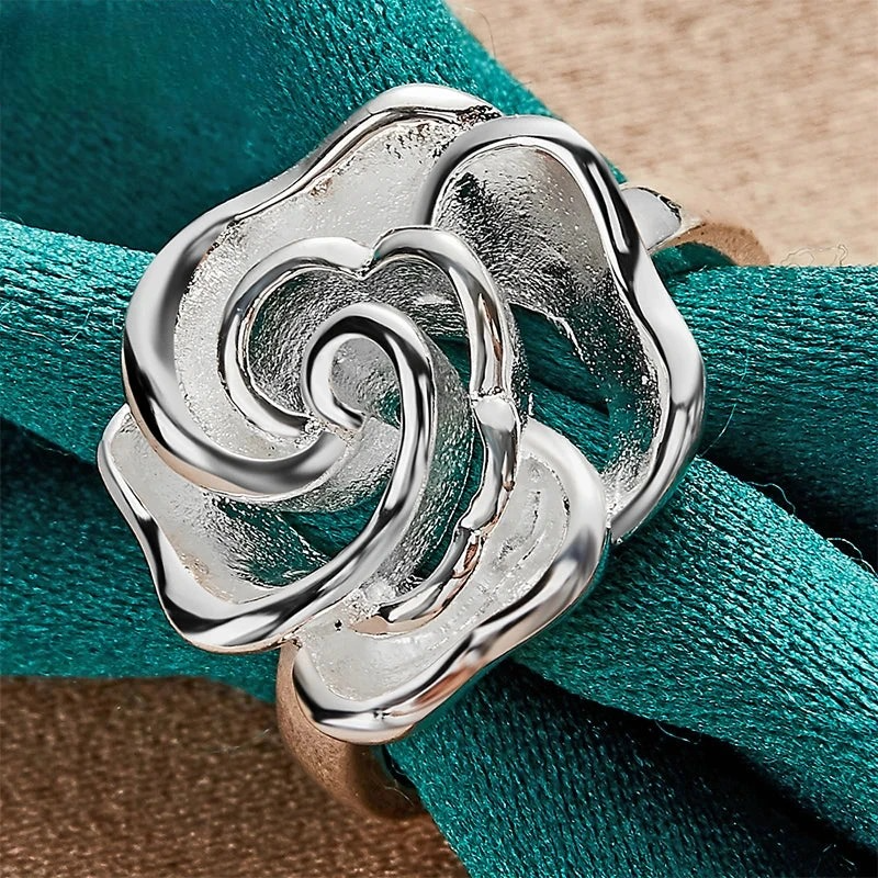 Anillo con Gran Flor Plateada