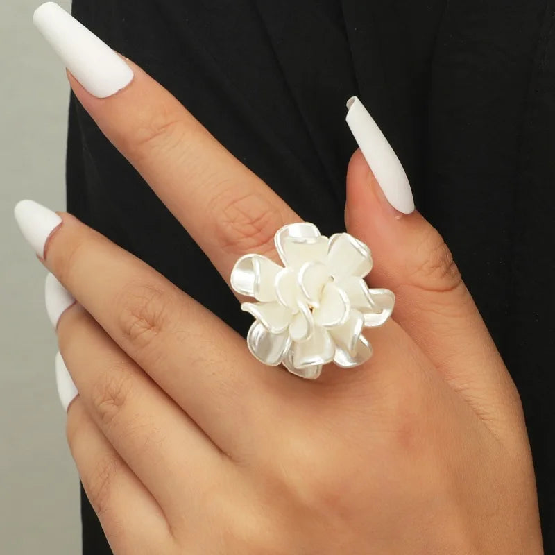 Anillo Banda Flor Grande Blanca