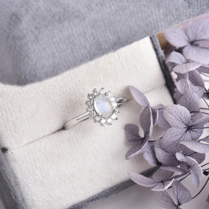 Anillo Ovalado con Piedra de Luna y Circón