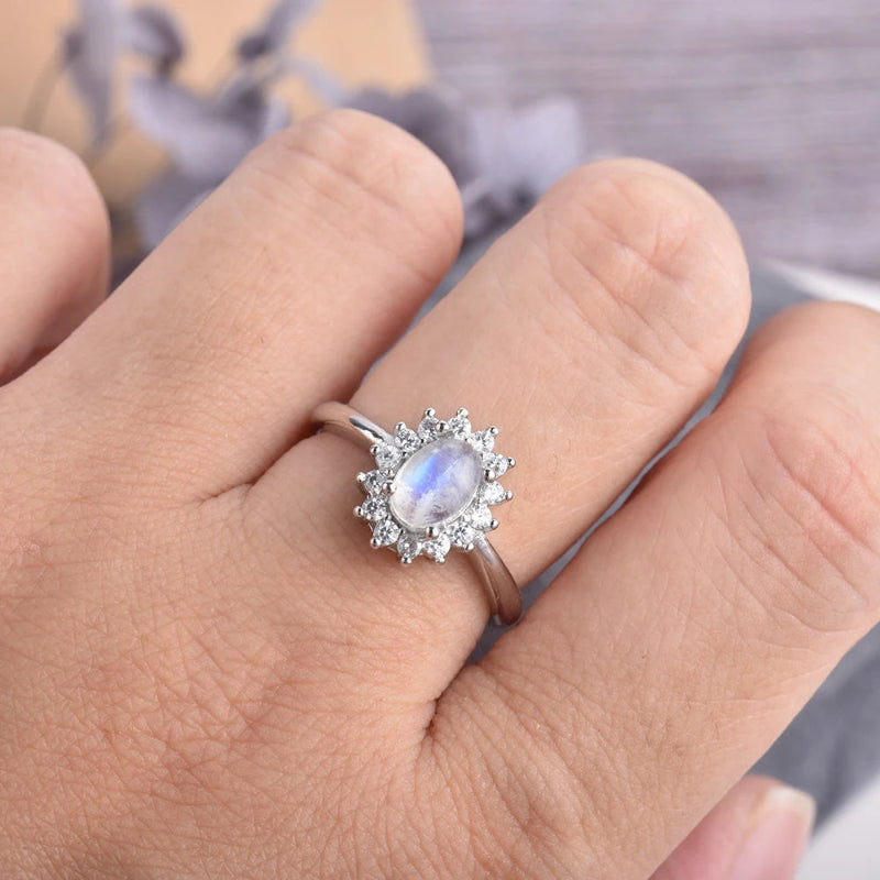 Anillo Ovalado con Piedra de Luna y Circón