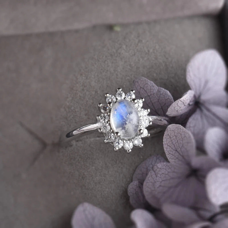 Anillo Ovalado con Piedra de Luna y Circón
