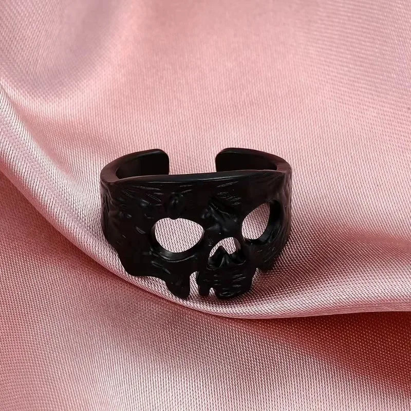 Anillo de calavera negra