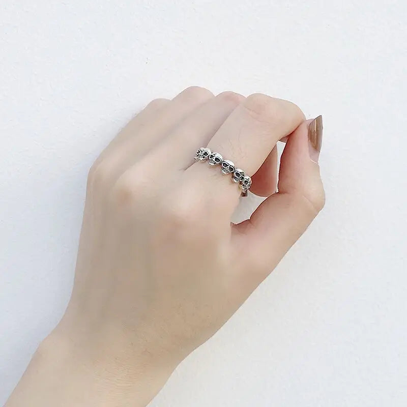 Anillo de Cabezas de Muertos