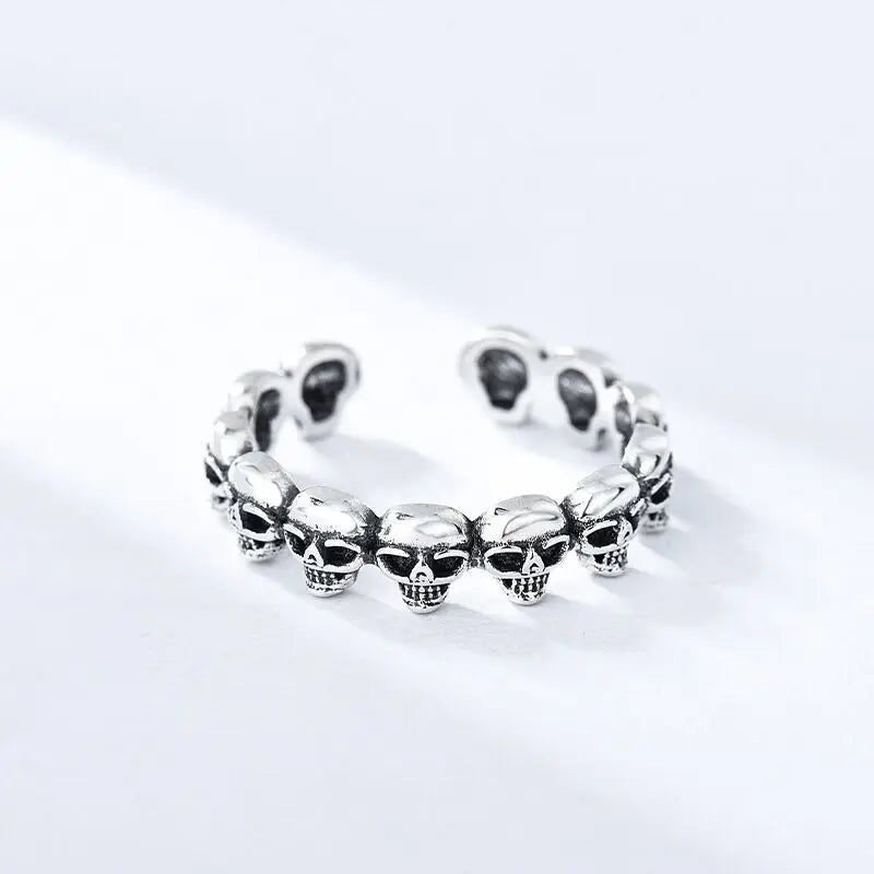 Anillo de Cabezas de Muertos