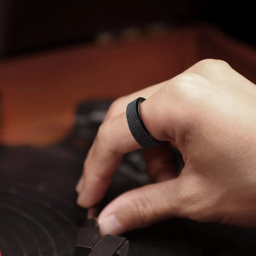 Anillo antiestrés giratorio con motivo trenzado negro