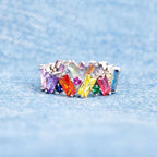 Anillo geométrico arcoíris plata