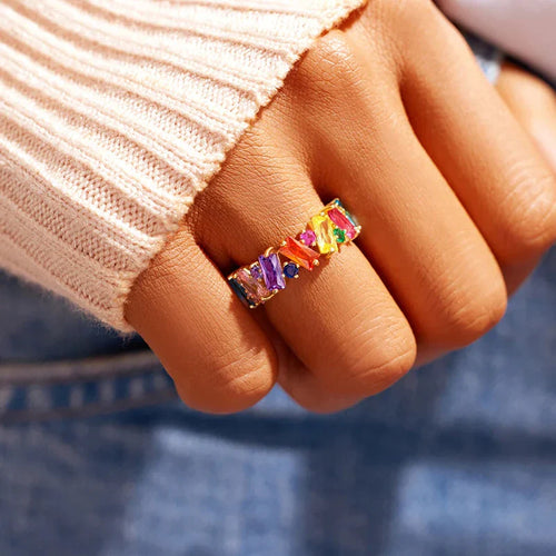 Anillo geométrico arcoíris oro